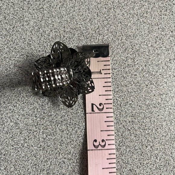Vintage Black & Dark Silver Toned Flower Stretch Ring - Picture 5 of 7